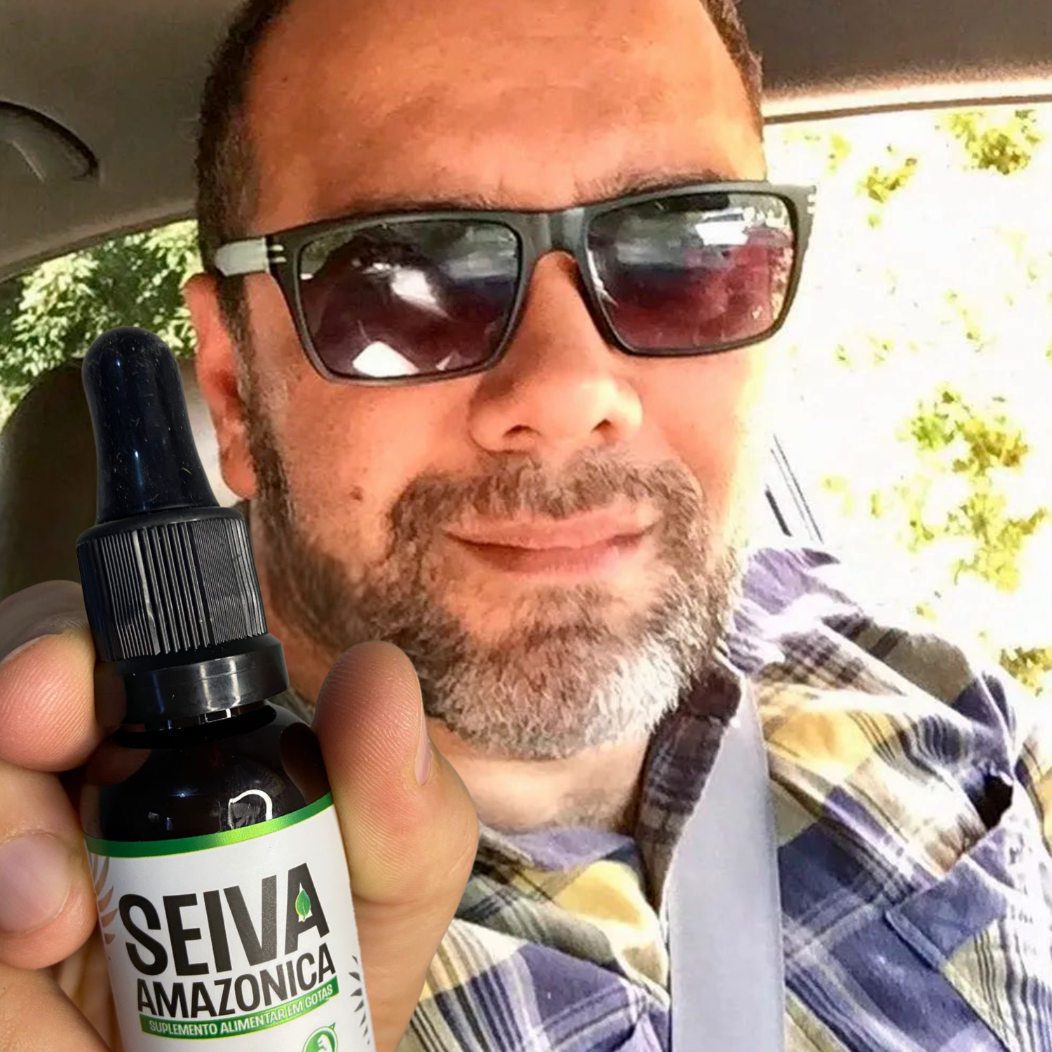 <Foto Mina de 4 Com frasco na mão do cara>